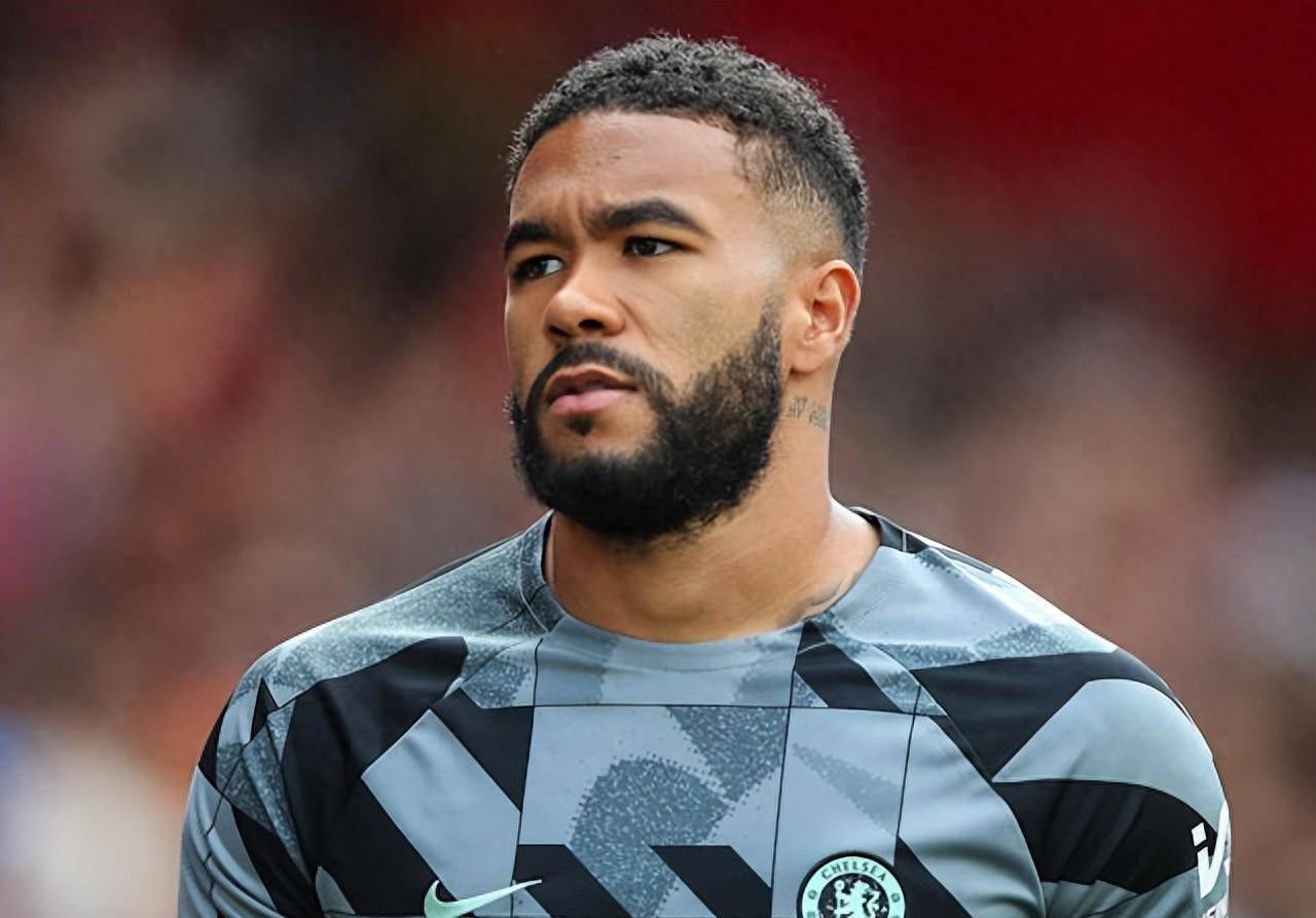 爱游戏-詹姆斯重返赛场，重返赛场首场状态出色，切尔西观众沸腾！