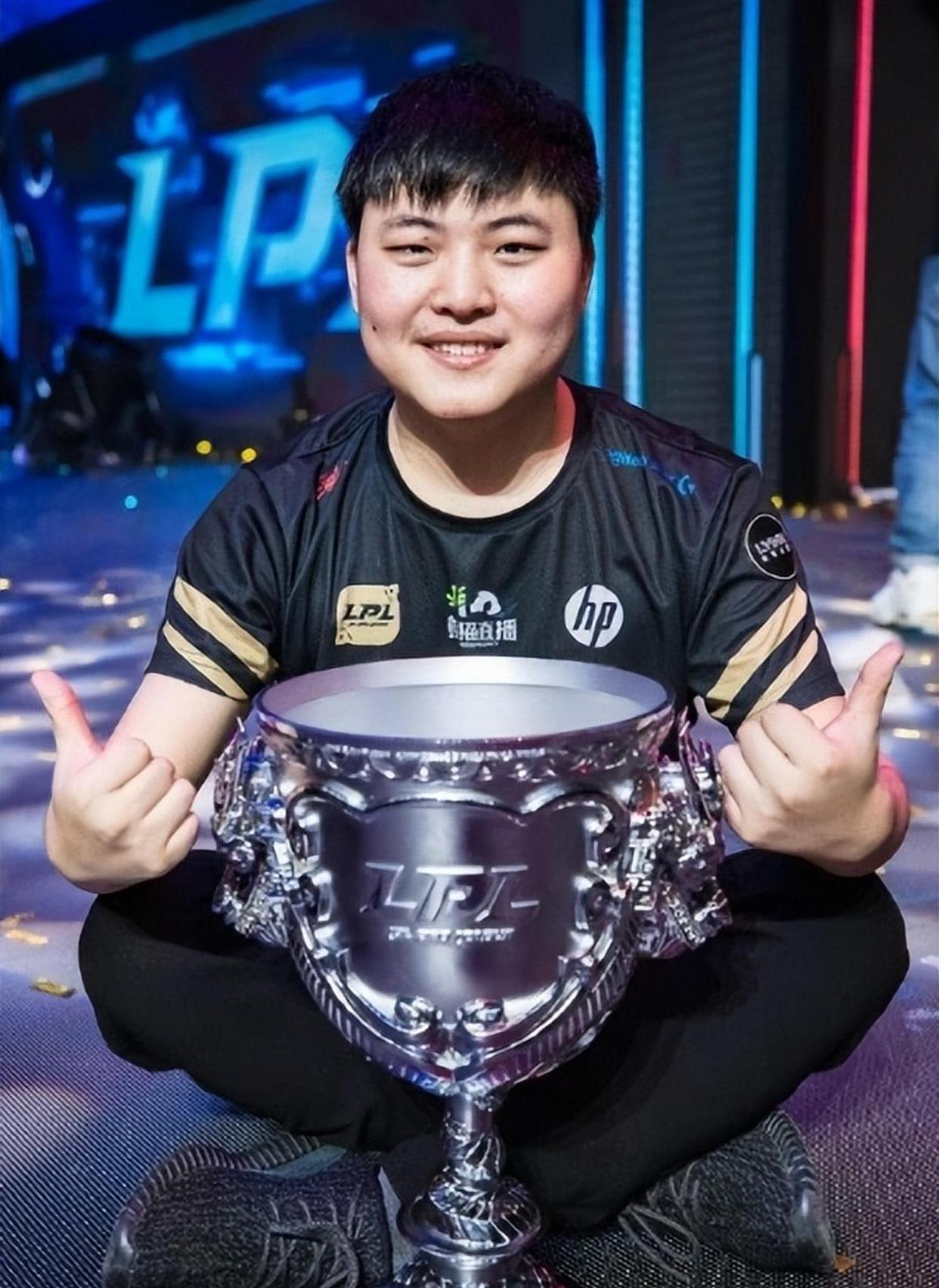 AYX-关于Uzi回归赛场，精彩发挥首场状态亮眼，雄鹿观众沸腾！的信息