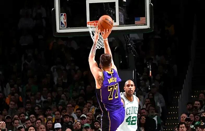 包含塔图姆连续七场比赛得分超过精彩发挥，湖人挑战极限！的词条